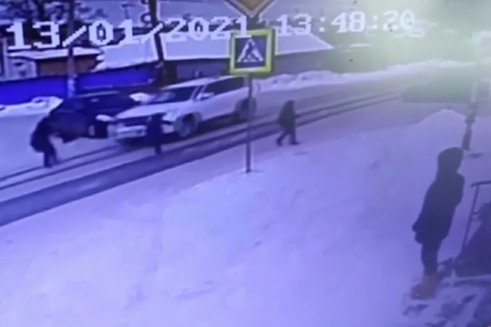 Момент происшествия попал на запись камеры наблюдения. Фото: скриншот видео (УМВД России по Омской области)