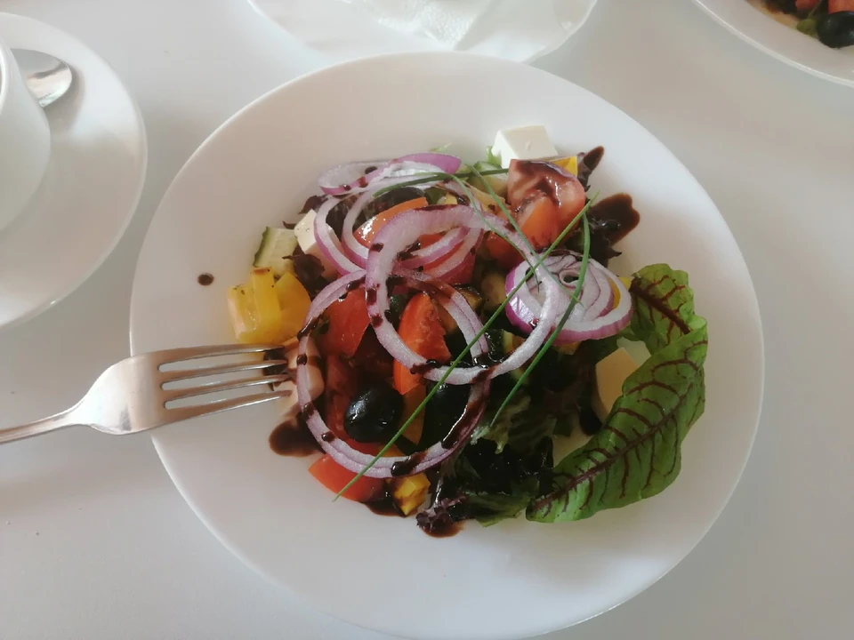 Туристам нравится крымская кухня.