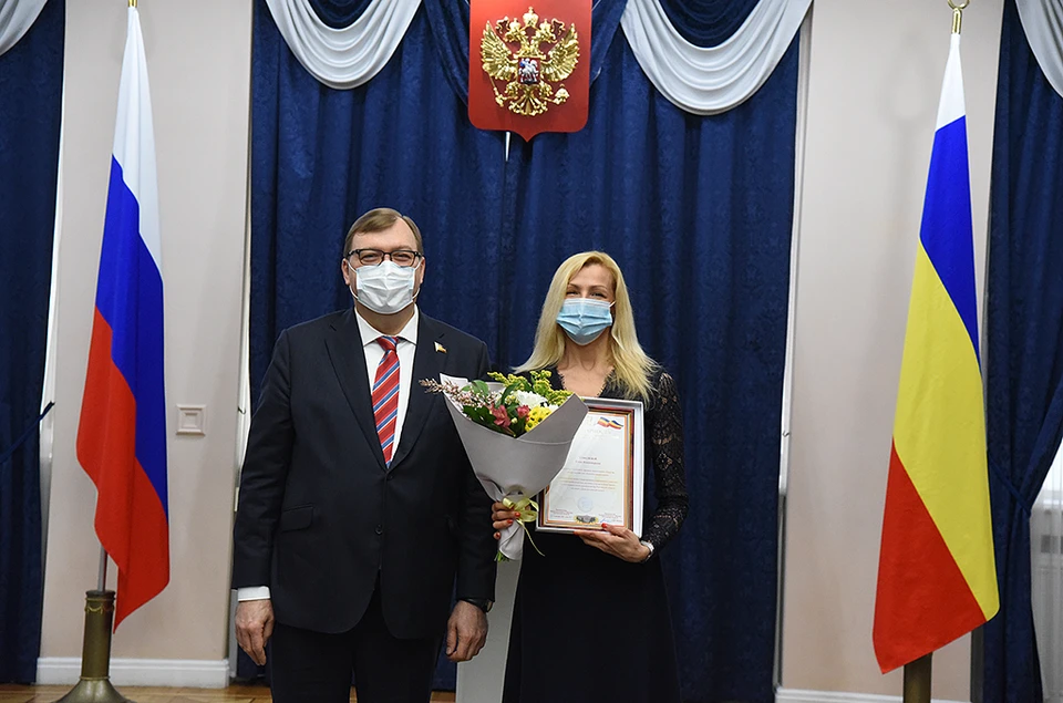 Александр Ищенко наградил директора Ростовского филиала АО ИД "Комсомольская правда" Елену Соболеву. Фото: Анатолий Карбинов.