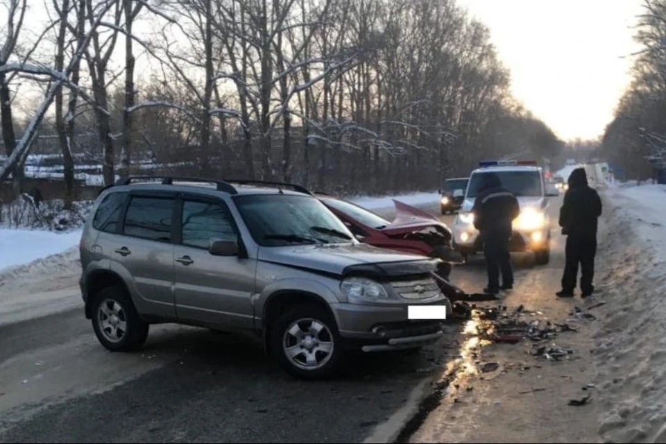 Водитель Chevrolet Niva при выезде с прилегающей территории врезался в автомобиль Lada XRAY. Фото: vk.com/gibdd43