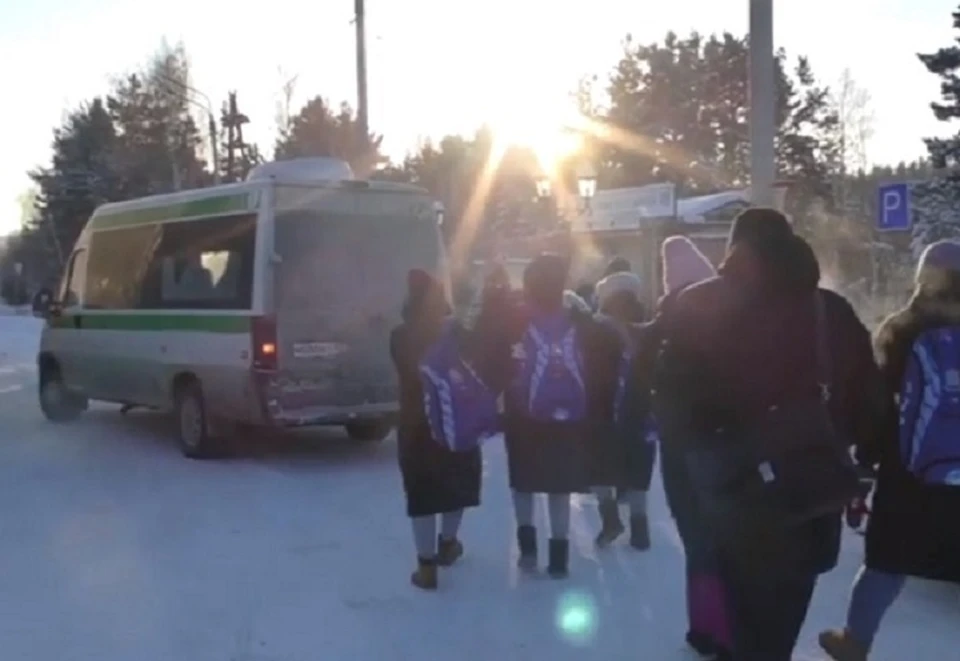 Полицейские отправили замерзших людей в теплое место на попутном транспорте. Фото: ГУ МВД России по Челябинской области