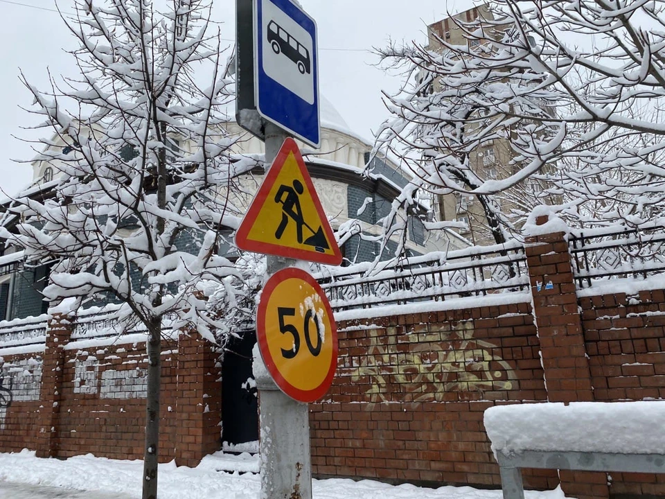 Снег сковал движение на дорогах Кубани
