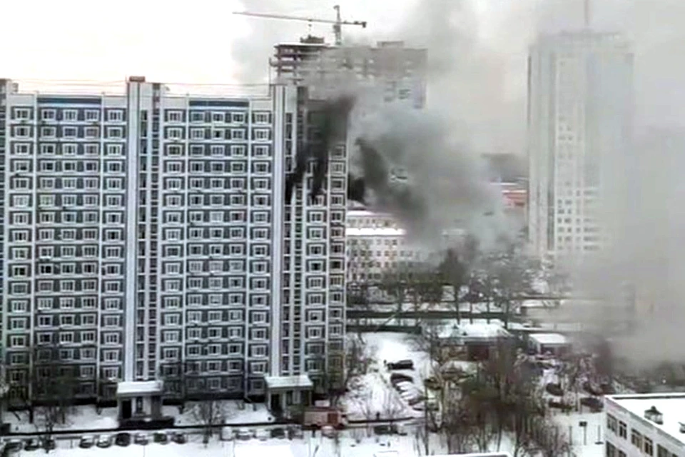Согласно кадрам очевидцев, загорелась квартира на 12-м этаже жилого дома.