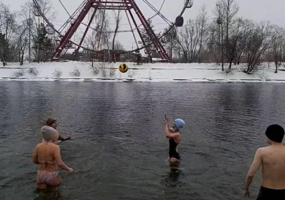 Иркутские моржи накануне Крещения устроили спортивное шоу в ледяной воде. Фото из архива Алексея Чупина.