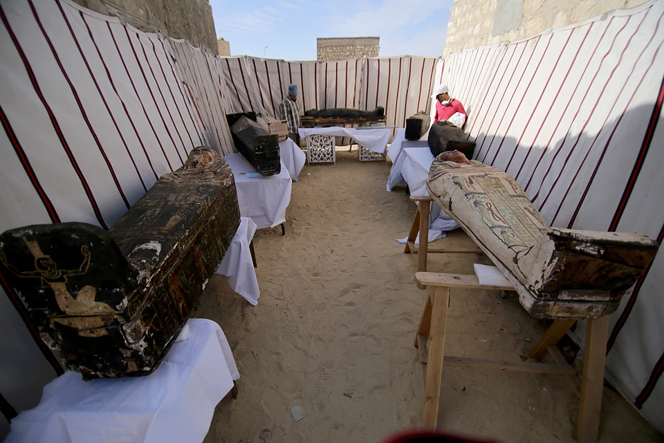 Группа археологов обнаружила 50 саркофагов