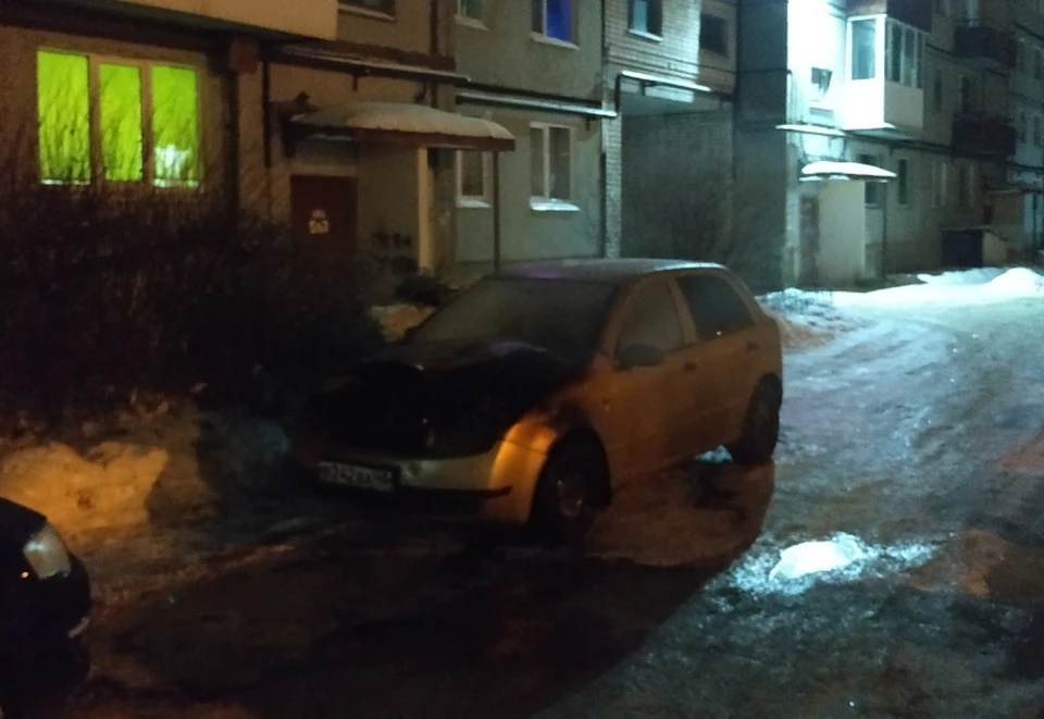 У автомобиля выгорел моторный отсек.