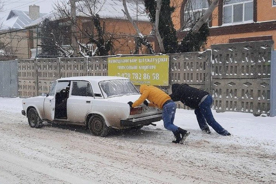 Дороги Симферополя были завалены снегом