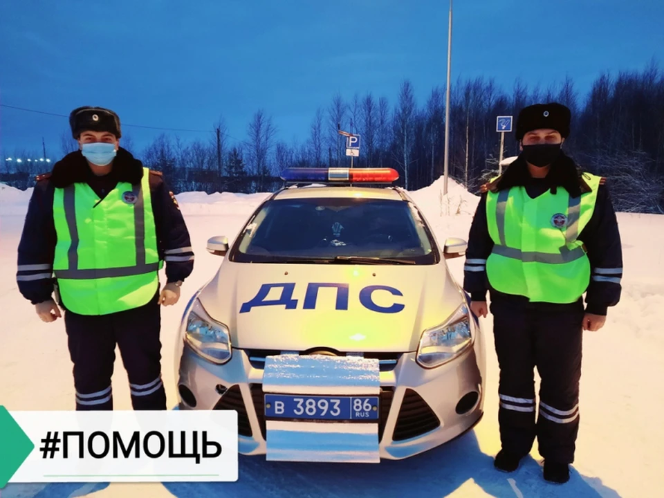 Полицейские Радужного спасли девушку, потерявшую сознание Фото: ОГИБДД ОМВД России по г. Радужному