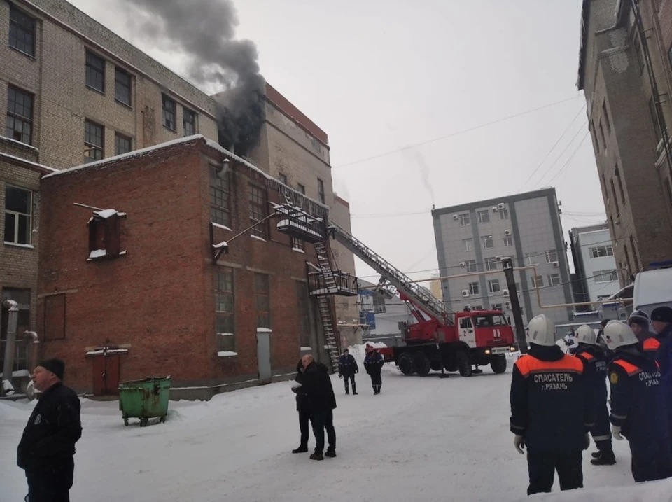 Горит здание бывшего завода САМ: с огнем борются 47 пожарных.