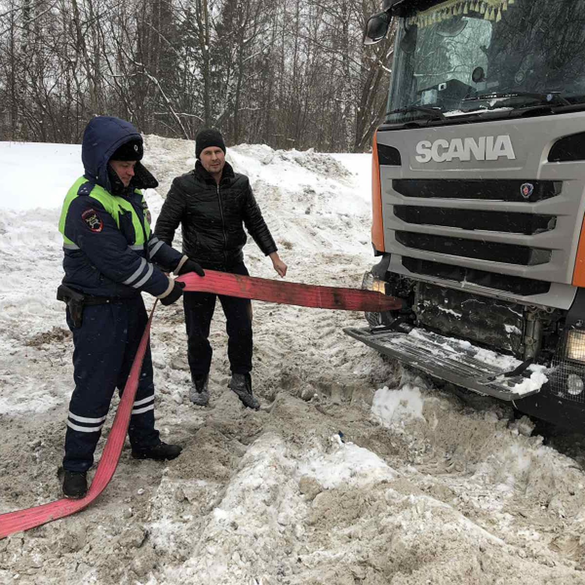 Автоинспекторы вытащили фуру из снежного плена на кстовской трассе - KP.RU