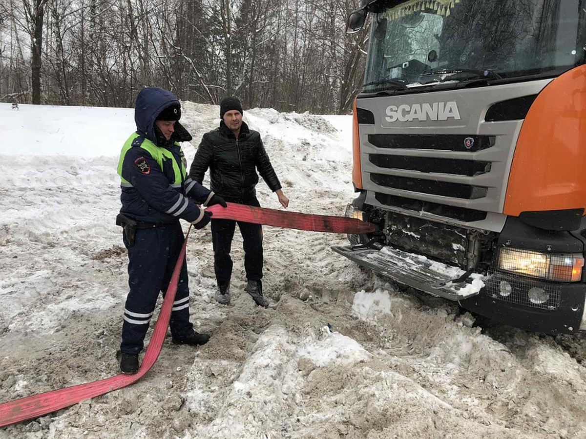 Автоинспекторы вытащили фуру из снежного плена на кстовской трассе - KP.RU