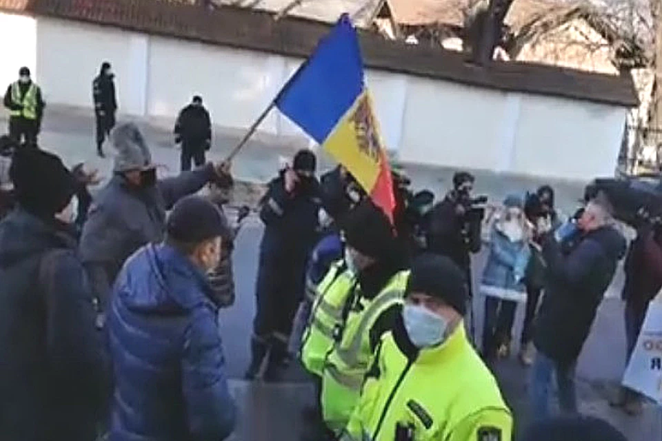 В Кишиневе у здания Конституционного суда проходит митинг протеста, на котором оскорбляют русскоязычных. Фото: соцсети