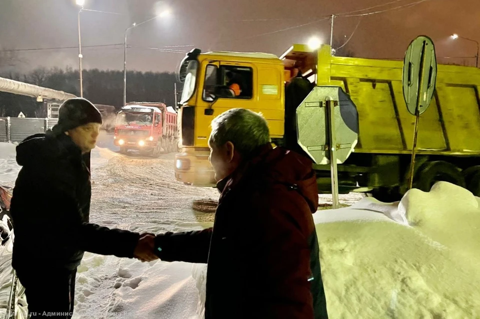 Замглавы администрации Рязани ночью тоже не спит - снег валит и валит. Фото пресс-службы.