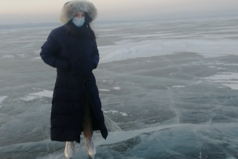 Евгения Медведева на льду озера Кенон в Чите. Фото: пресс-служба правительства Забайкалья