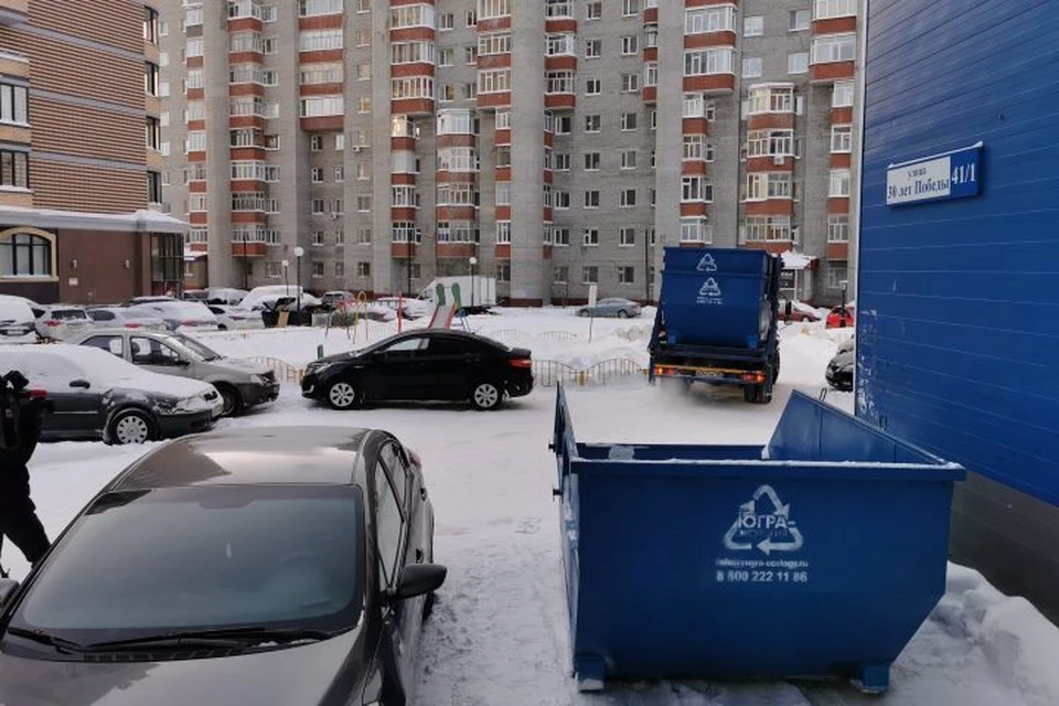 В морозы работа по очищению контейнеров от твердых коммунальных отходов не прекращается. Фото: "Югра - Экология"