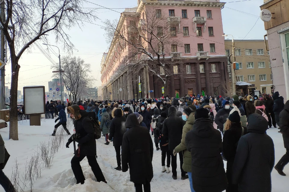 Сейчас толпа находится возле гостиницы «Южный Урал».