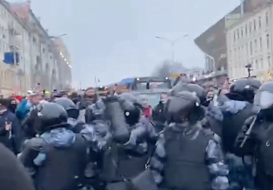 Протестующие в центре Москвы на акции 23 января вышли на проезжую часть и пошли вниз по Страстному бульвару.