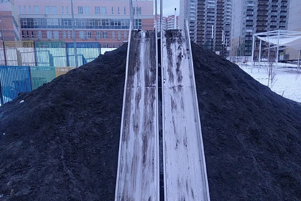 В Ростове появилась земляная горка. Фото: соцсети - "Урбанистика - Ростов-на-Дону"