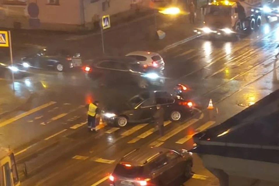 Автомобиль сбил человека на улице Савушкина в Петербурге