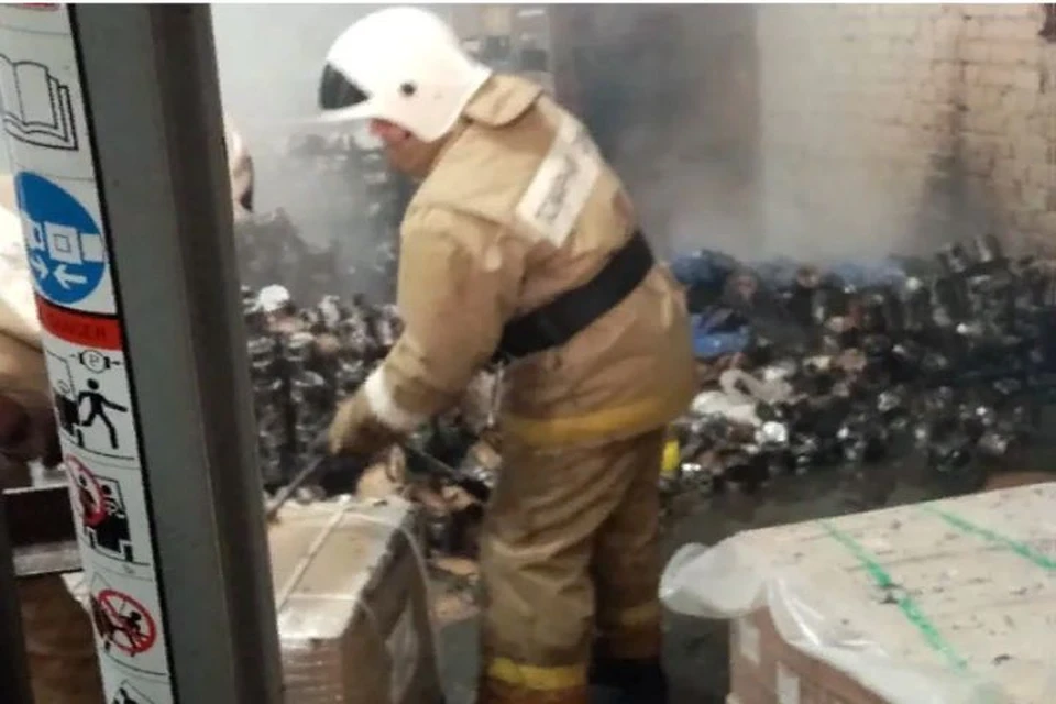 В Ярославле горел склад моторного завода. ФОТО: группа "Подслушано в Ярославле" ВКонтакте