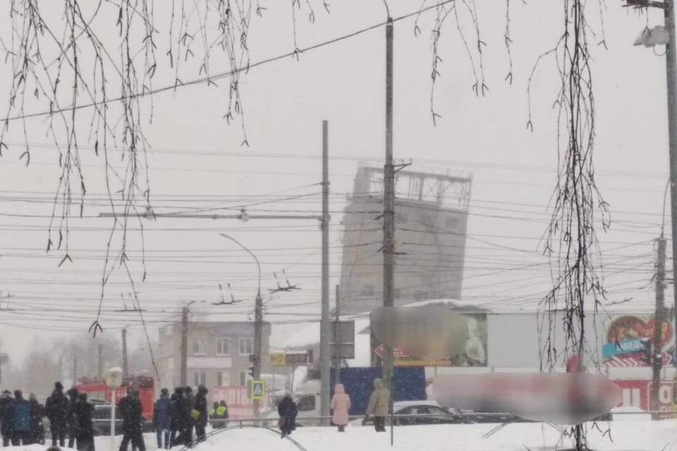 Уцелевшее здание комбицеха планируют снести окончательно позднее.