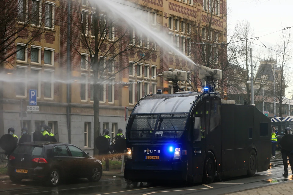 Для разгона толп в Амстердаме применили водометы.