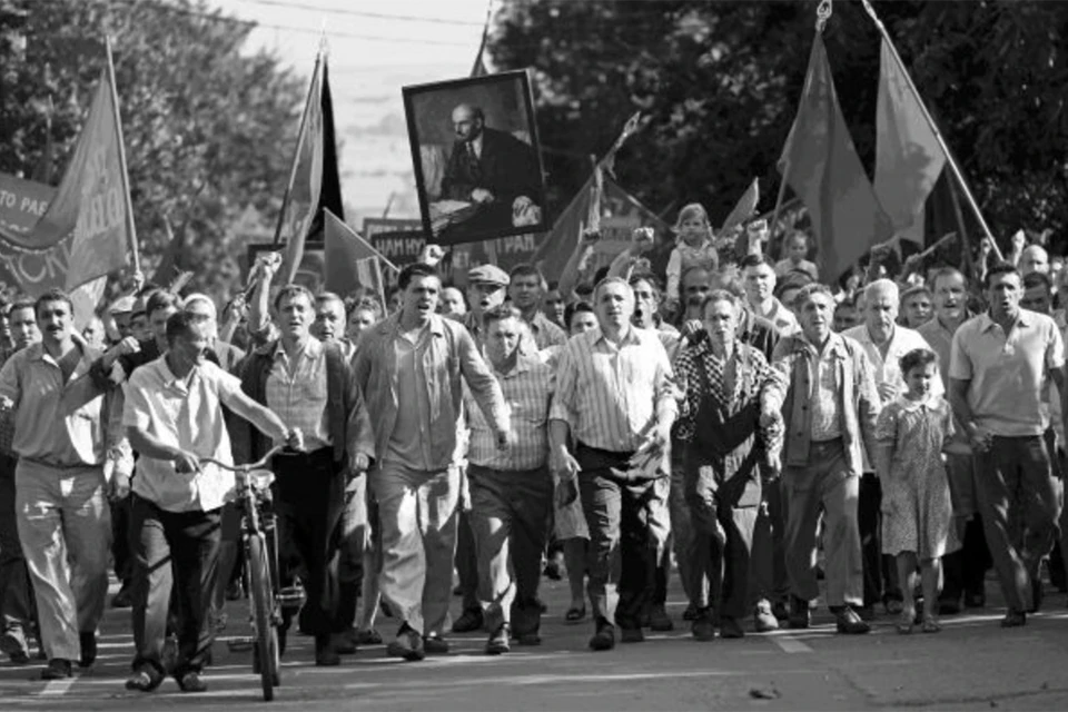 Демонстрация рабочих Новочеркасска против повышения цен в июне 1962 г. (Кадр из фильма «Дорогие товарищи».)