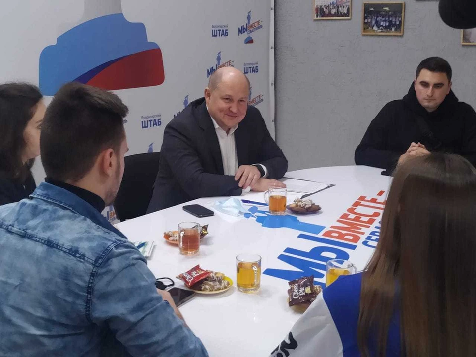 Разговор со студентами проходил в штабе волонтеров «Мы вместе – Севастополь», для многих это знакомое место