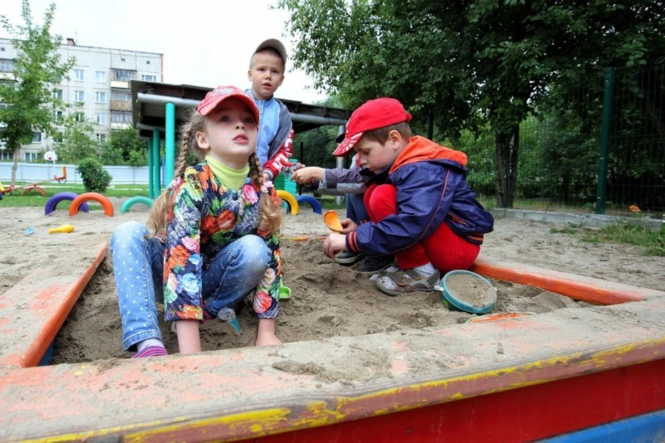 В детском саду 13 мальчиков. Площадь это для детей. Новый детский сад Томская область.