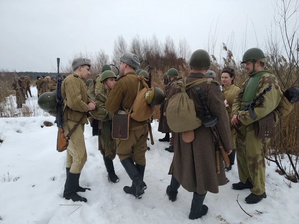 Советские саперы в перерыве между съемками.