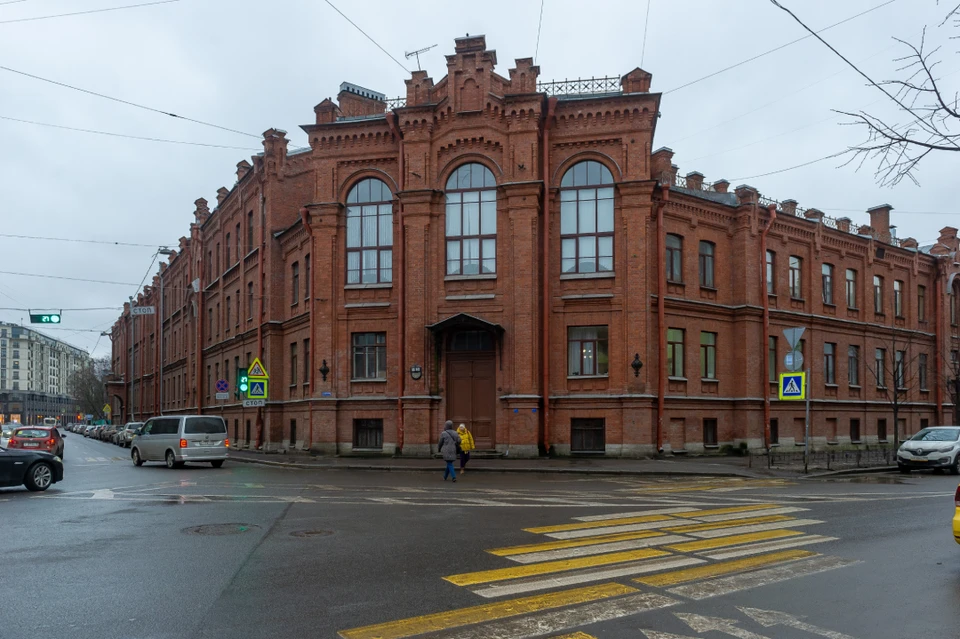 Историческое здание находится на Старорусской улице и именуется как больница № 46 святой Евгении.