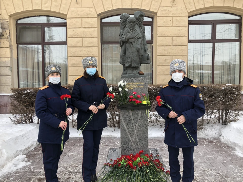Омские следователи возложили цветы к памятнику «Детям блокадного Ленинграда». Фото: СУ СК России по Омской области