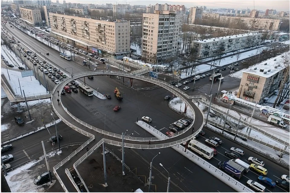 Жители Купчино намерены избавиться от "краба" любыми способами.