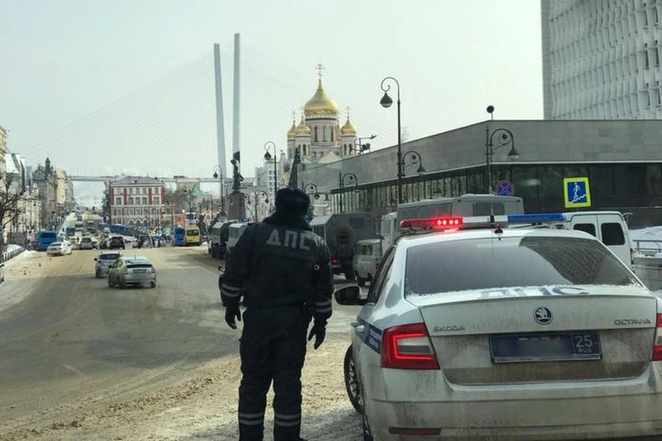 Пока никого из митингующих на площади нет.