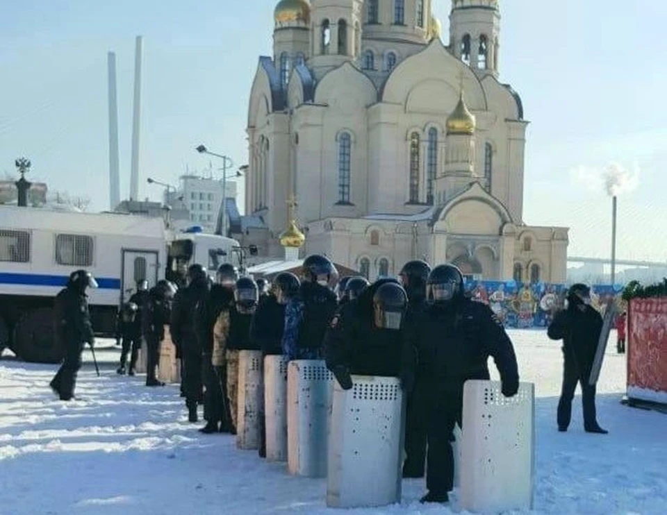 Полиция и сотрудники ОМОН ранним утром прибыли на центральную площадь Владивостока