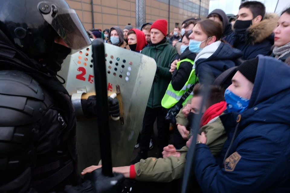 Незаконный митинг продолжается в центре Санкт-Петербурга.