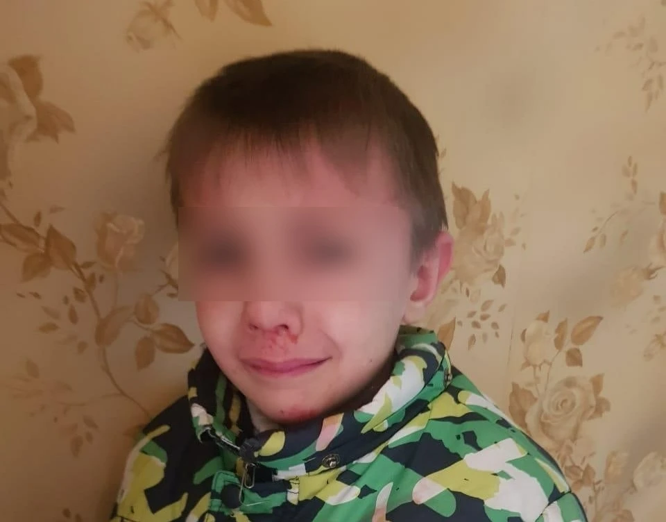 Мужчина жестоко пинал мальчика в лицо и бросал на пол.