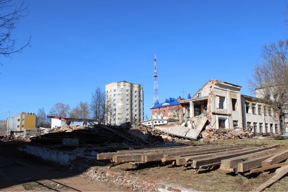 Строить новую школу будут на месте снесенного учебного комбината. Фото: vk.com/stroim_kirov