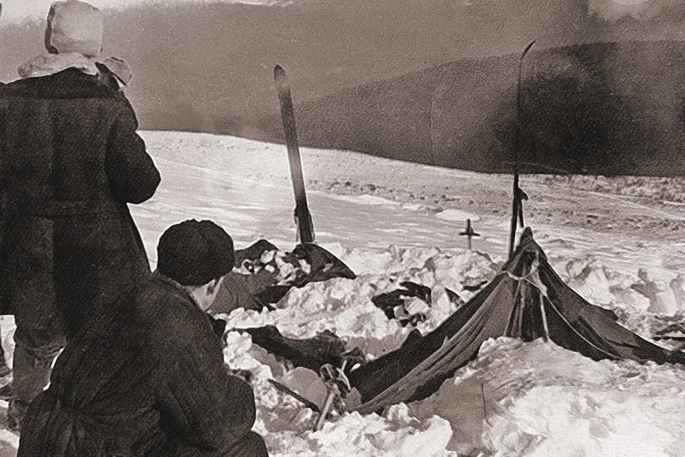 Палатка с разрезанной стенкой, найденная на перевале поисковой группой в 1959 году. Фото: ru.wikipedia.org
