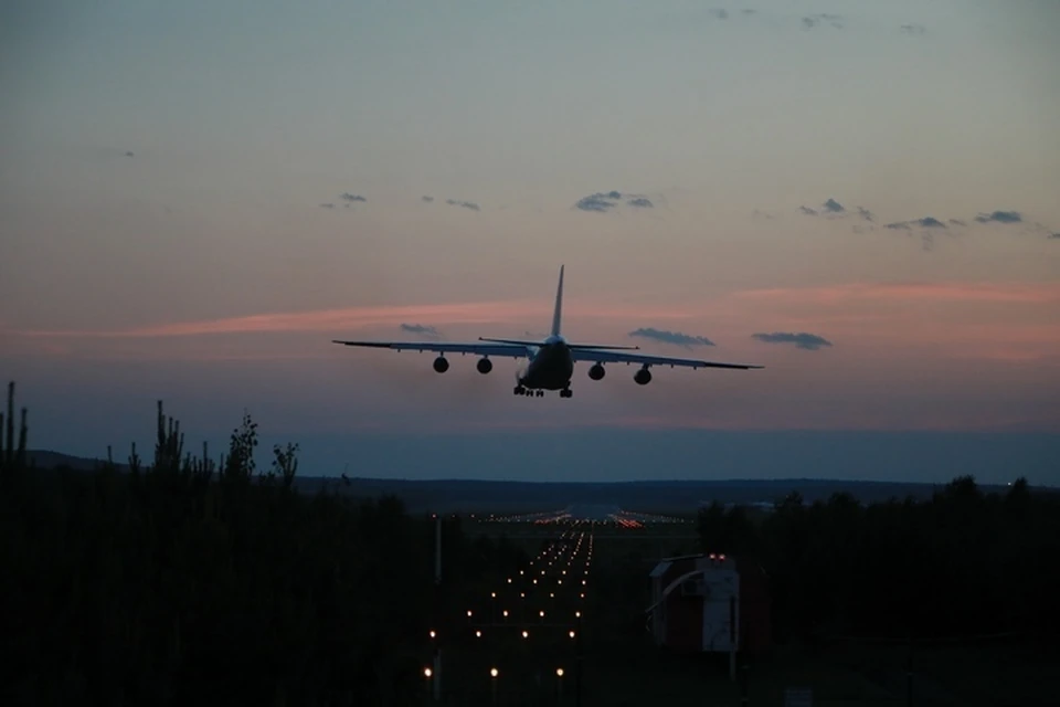 Самолет должен был приземлиться в Москве, но в воздухе случилось ЧП.