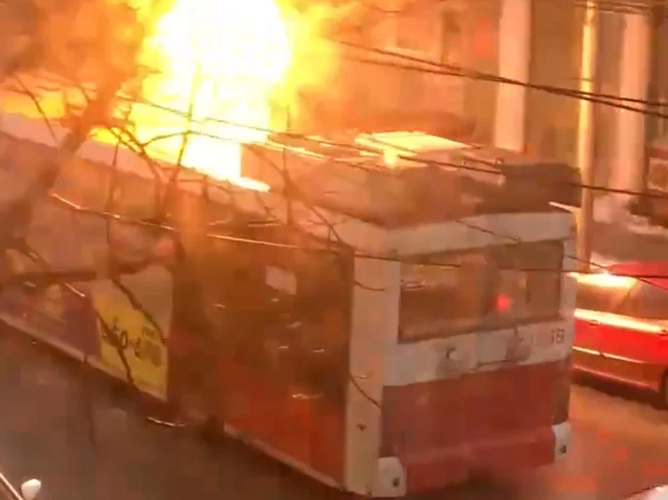 У троллейбуса загорелись штанги. Кадр из видео Андрея Григорьева