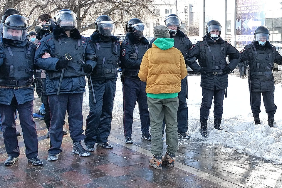 Самара, 31 января. Сотрудники правоохранительных органов и участник несанкционированной акции в поддержку Алексея Навального.