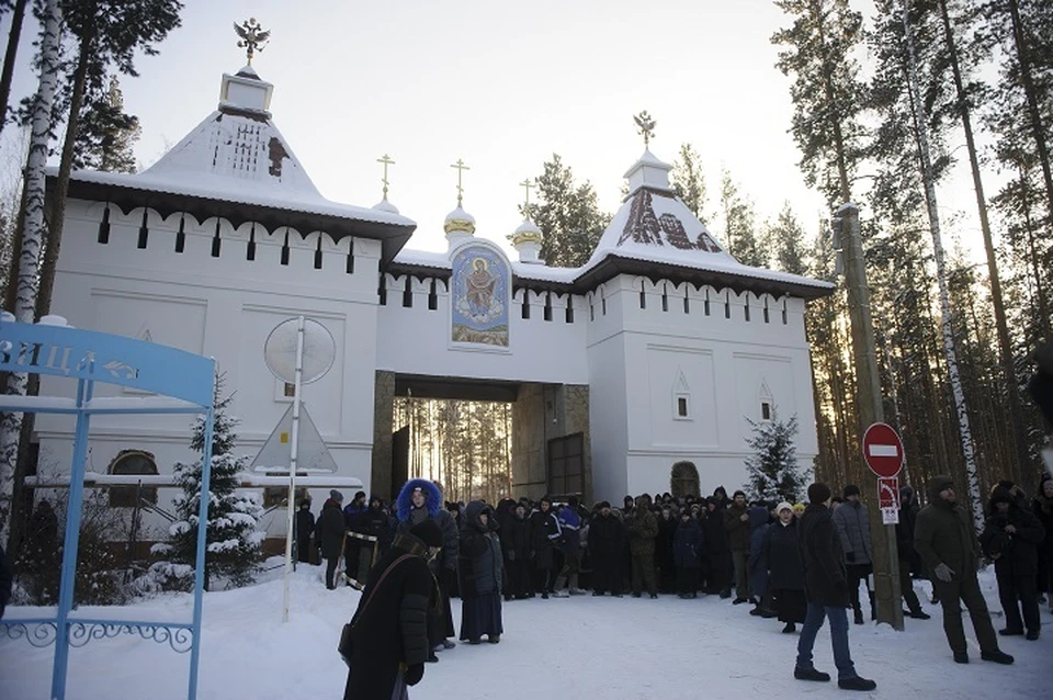 Многочисленные сторонники Николая Романова продолжают удерживать монастырь