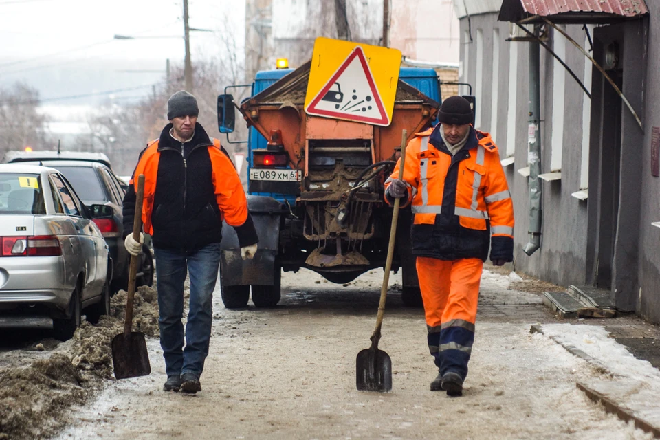 В ночь ожидается похолодание, поэтому дороги расчищают усиленно