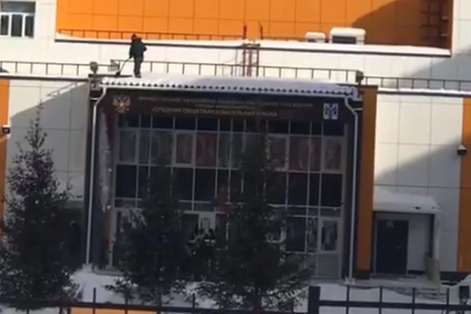 Снег с крыши счищали, когда выходили дети. Фото: стоп-кадр.