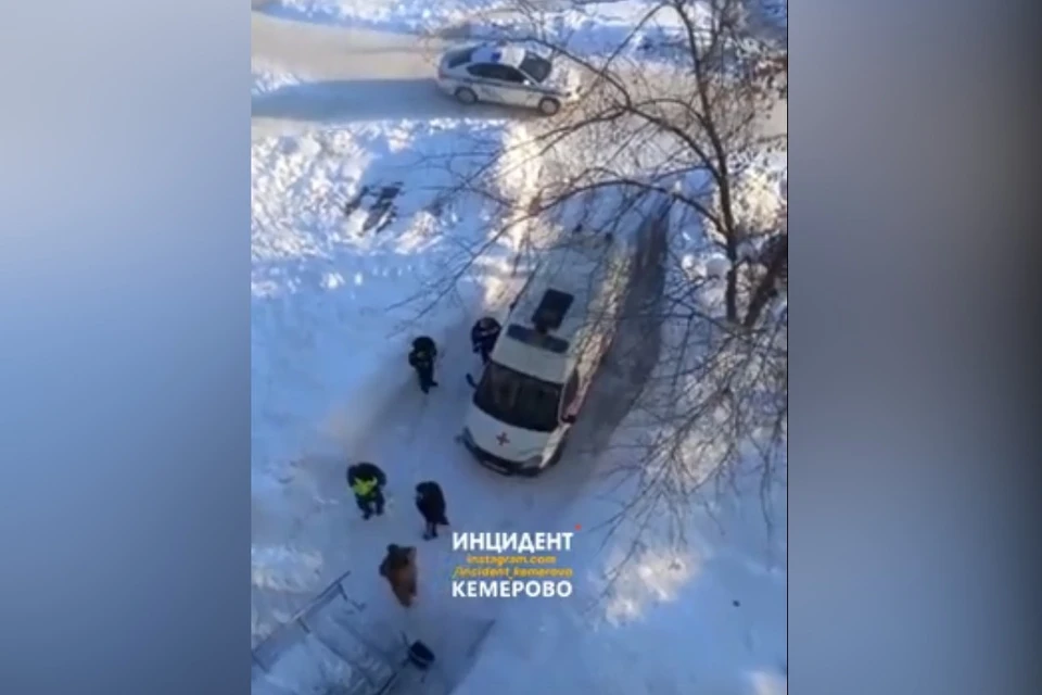 В Госжилинспекции рассказали, кто виноват в падении на кемеровчанку глыбы льда. Фото: "Инцидент Кемерово"/ vk.com