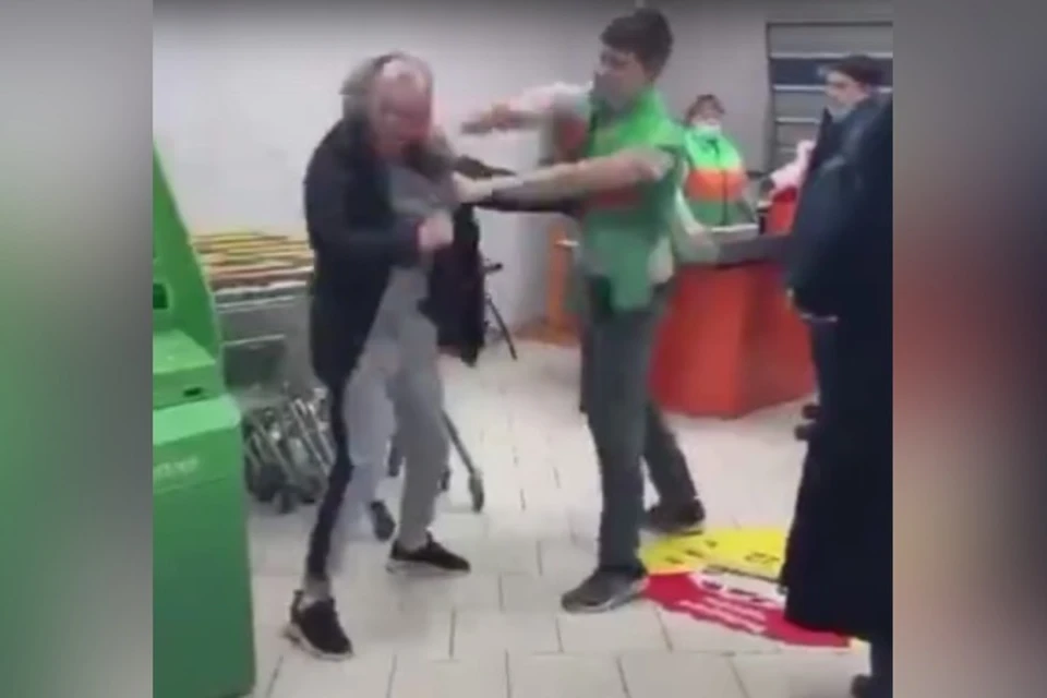 «Слава, нельзя!»: продавец избил покупателя в Новокузнецке. ФОТО: кадр видео "Инцидент Кузбасс"