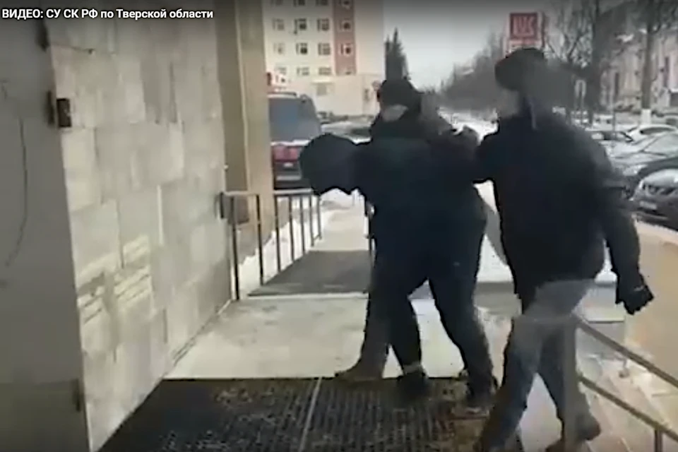 Мужчину из Нелидово, подозреваемого в убийстве дочери своей сожительницы, поймали в Твери. Фото: принтскрин видео пресс-службы СУ СК по Тверской области.