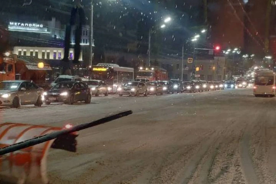 В Брянске на улице Калинина образовалась огромная пробка. Фото: "Городской".
