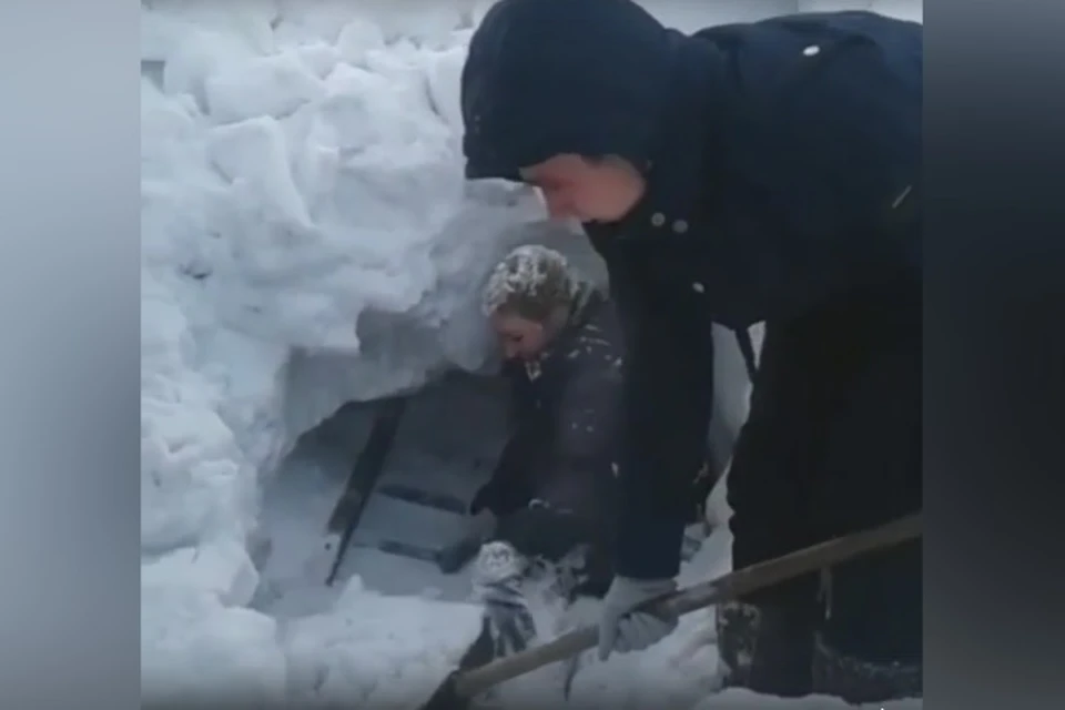 Анжеро судженск рудник баранова катя 35. Придавило снегом. Снега по крышу Кузбассе. Пацана придавило снегом.